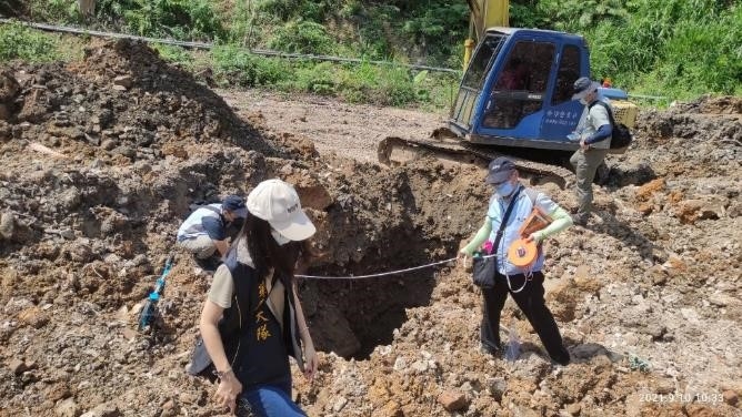 Joint excavation of illegal disposal sites by environmental protection staff and law enforcement